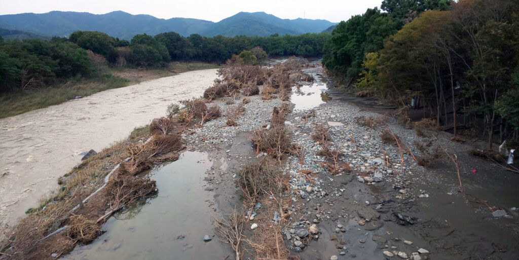 2019年10月12日、台風19号が近くを流れる荒川を氾濫させ、キャンプ場を襲い、高台にあるコテージが流されました