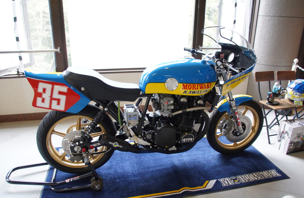 世界中のサーキットで数々の伝説を残してきたバイク「モリワキZ1000」レプリカが店内に常時展示されています
