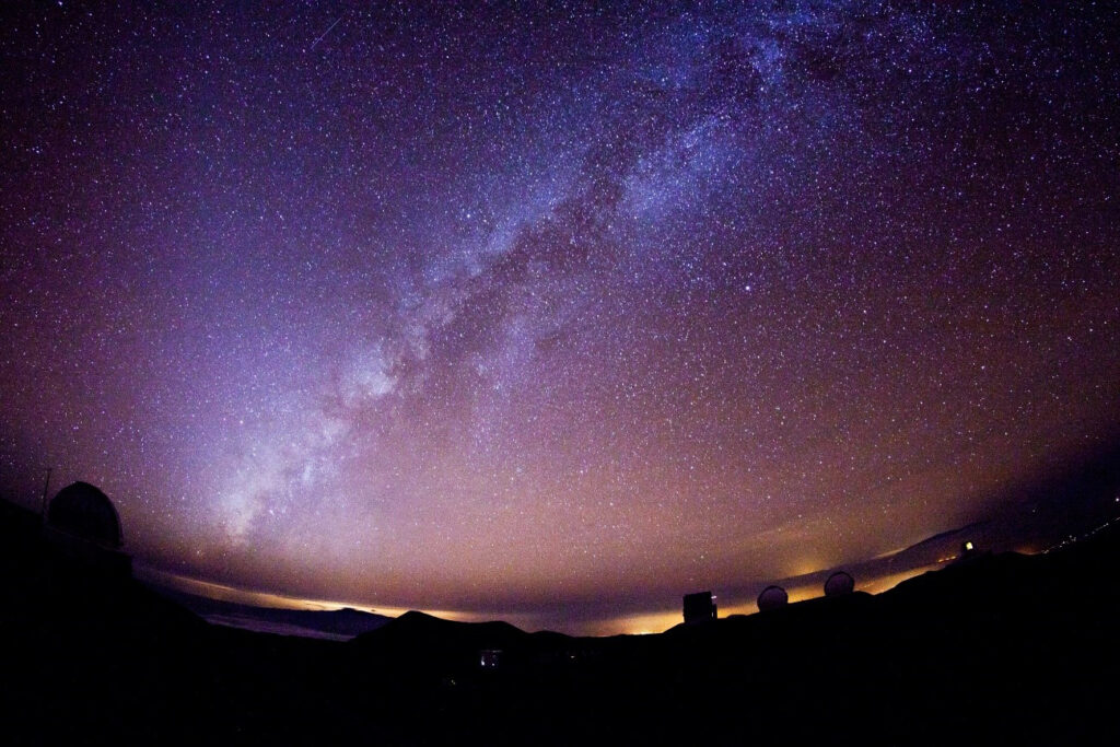 無数の星がきらめくマウナケア山頂の夜空
