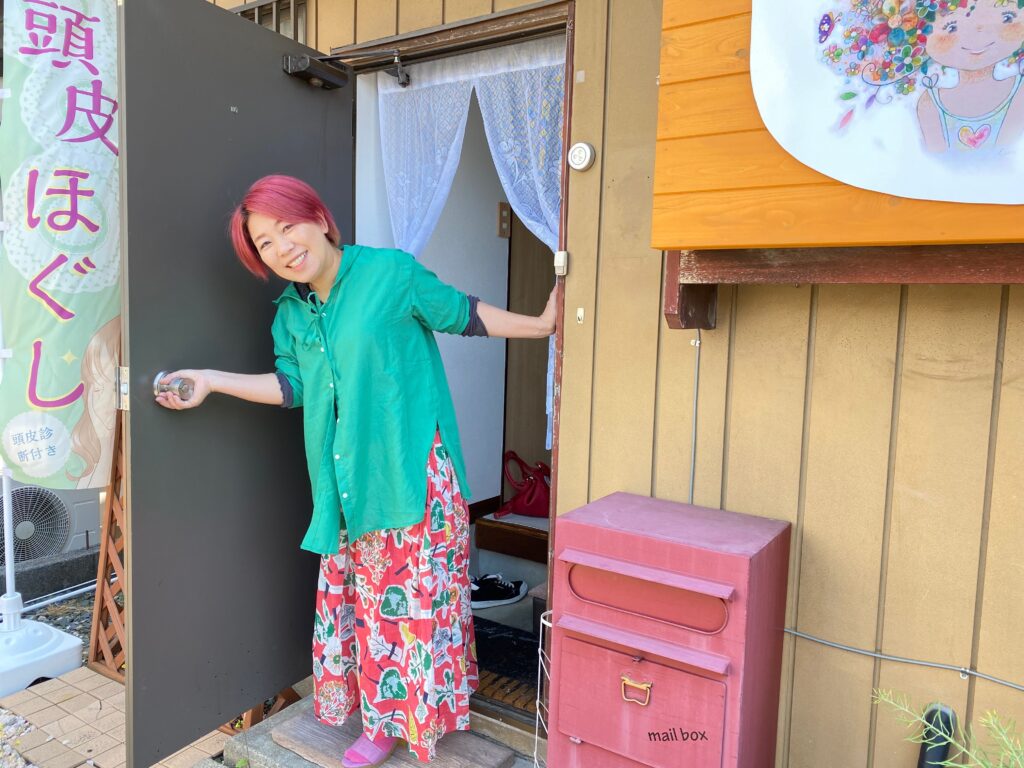 明るく迎えてくれた眞子さん。東松山市や周辺地域を中心に訪問美容を行っています
