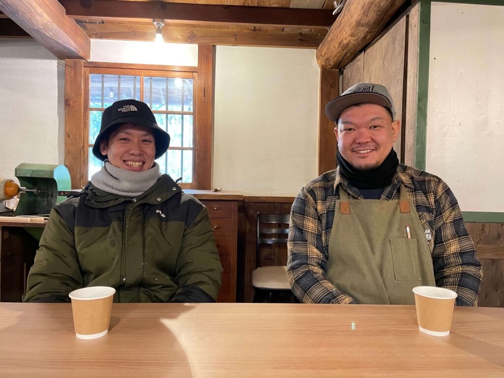 スタッフ。主にカフェやコワーキングスペースを担当している関直也さん（左）と、キャンプエリアを担当する高橋寿和（としかず）さん